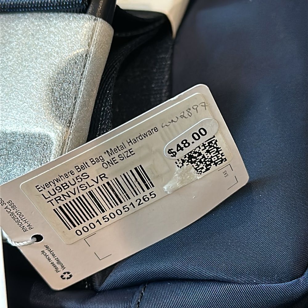 Lululemon Everywhere Belt Bag 1L True Navy silver - Picture 2 of 6